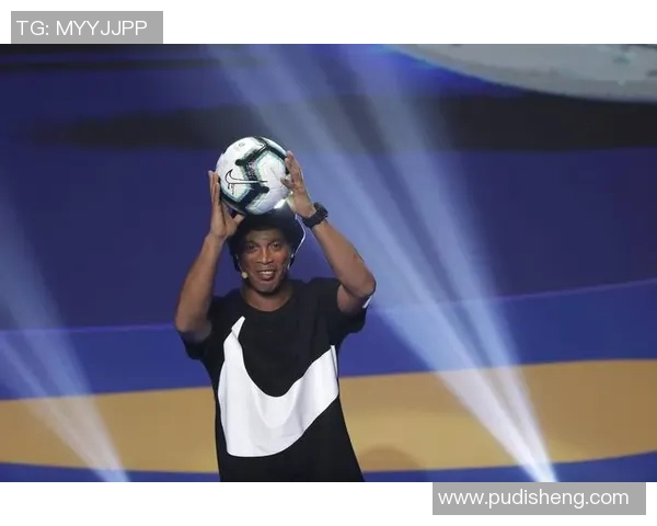 街头足球明星模仿者精彩表演引发路人围观热潮